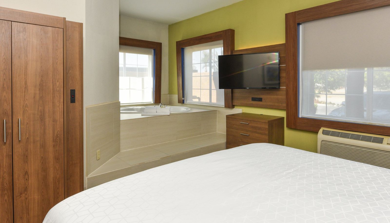 Zimmer - Holiday Inn Express & Suites CORONA by IHG