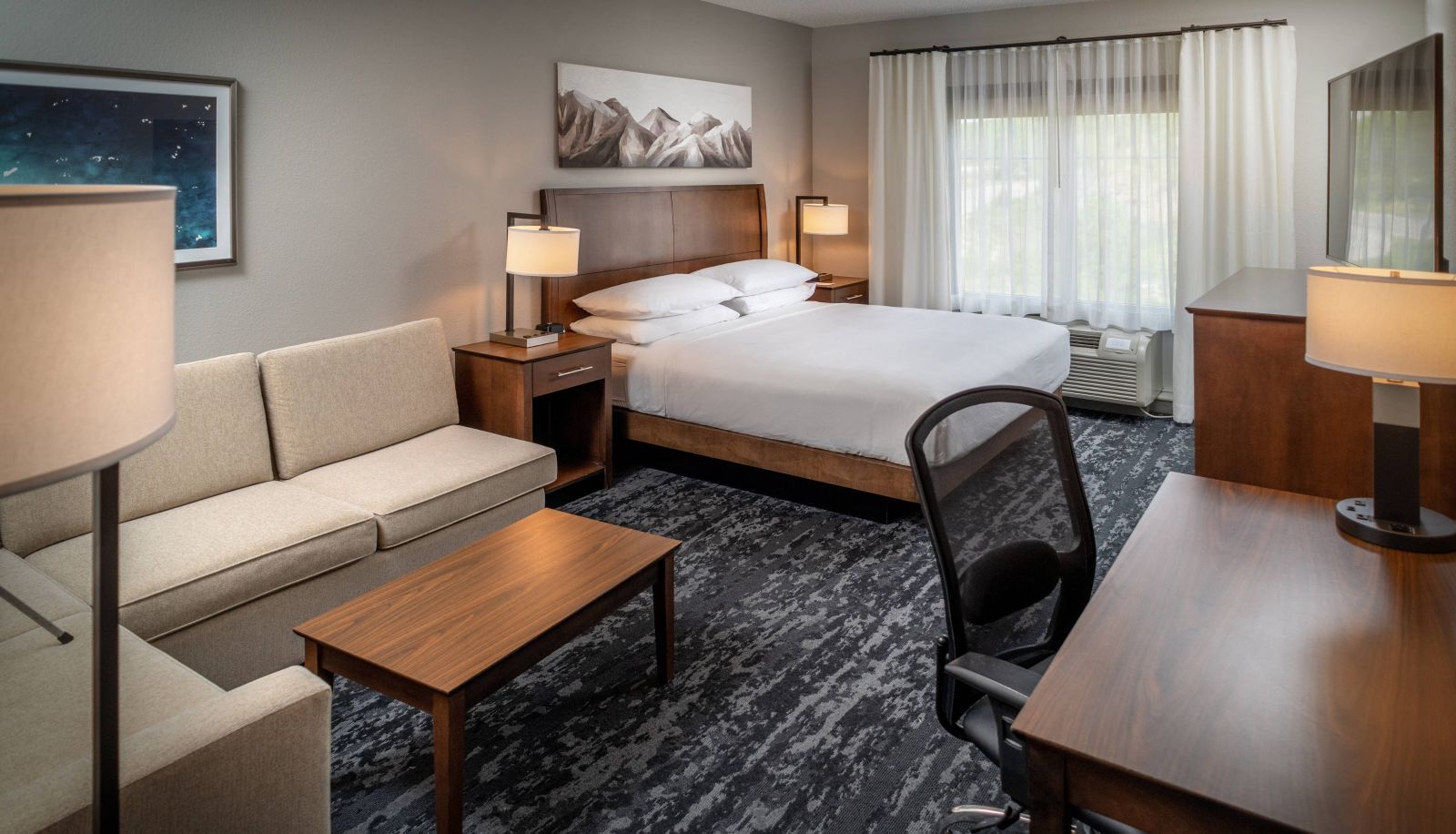 Zimmer - Delta Hotels by Marriott Huntington Mall