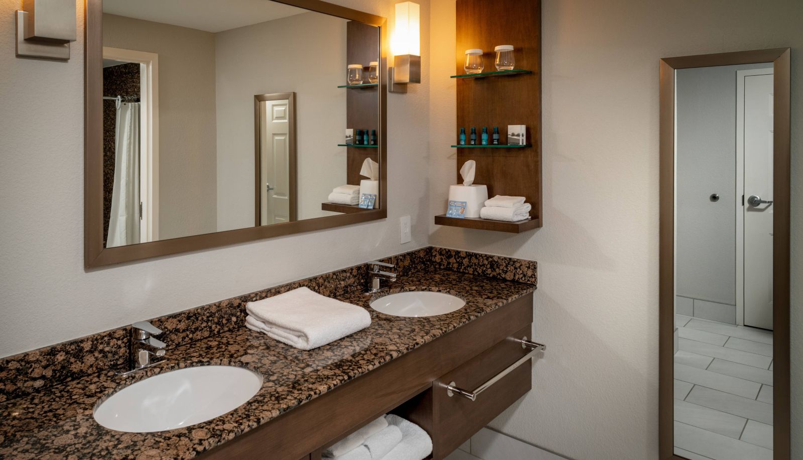 Zimmer - Delta Hotels by Marriott Huntington Mall
