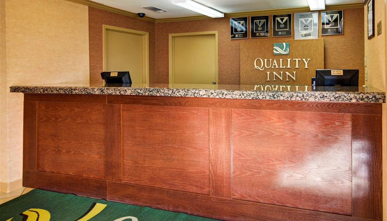 Hall - Quality Inn Marshall