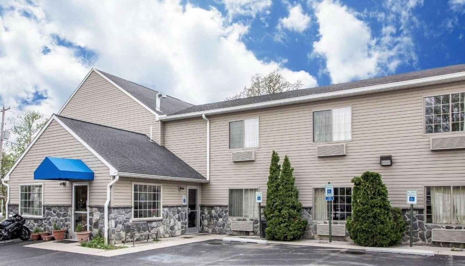Info - Passport Inn Paradise PA