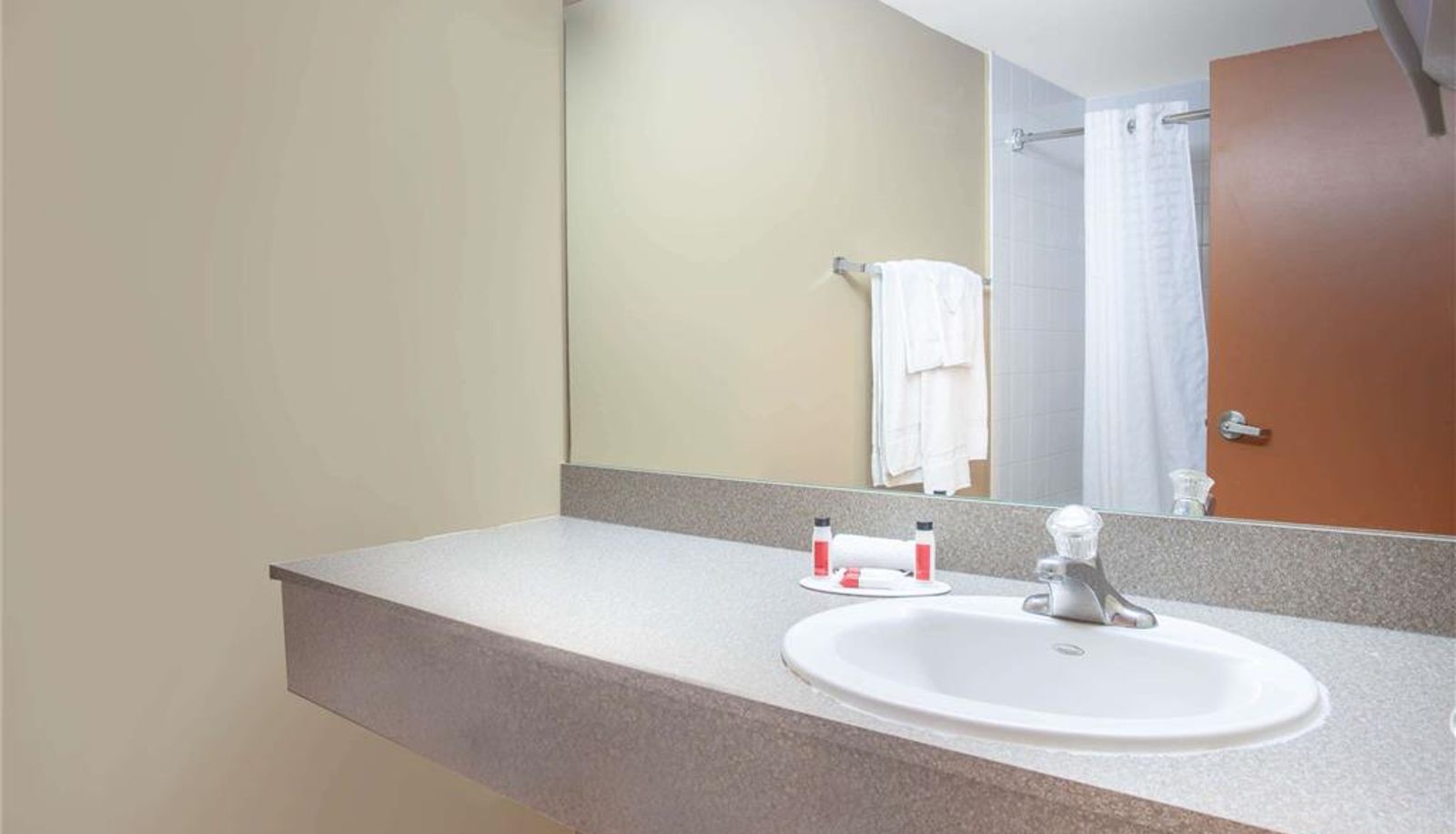 Zimmer - Super 8 by Wyndham Midland