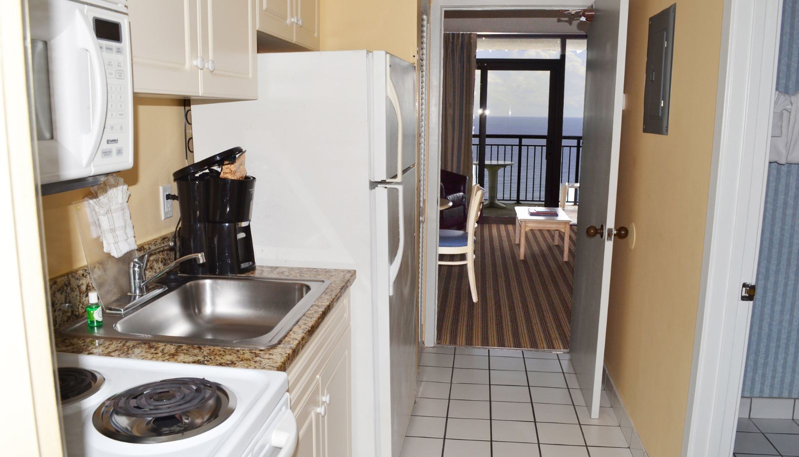 Zimmer - Grande Shores Ocean Resort Condominiums