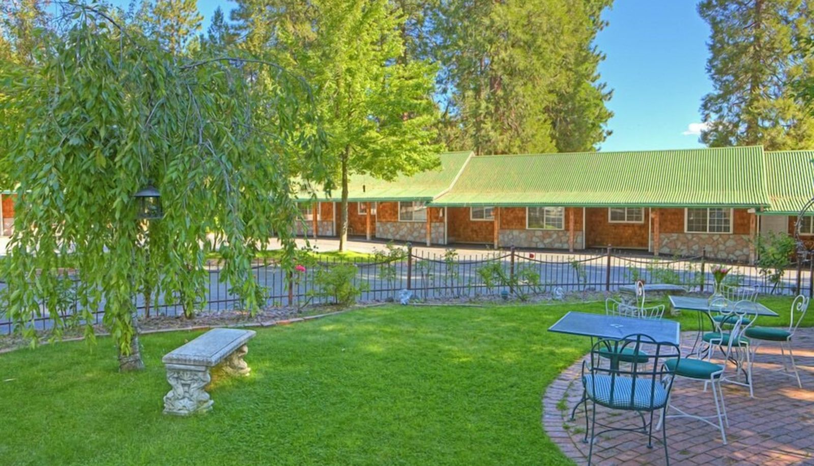 Terrace - Strawberry Valley Inn