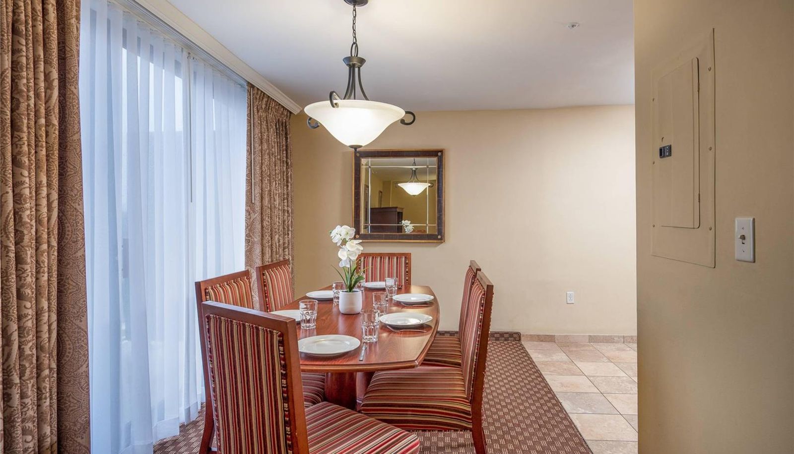 Zimmer - Clarion Collection Hotel Arlington Court Suites