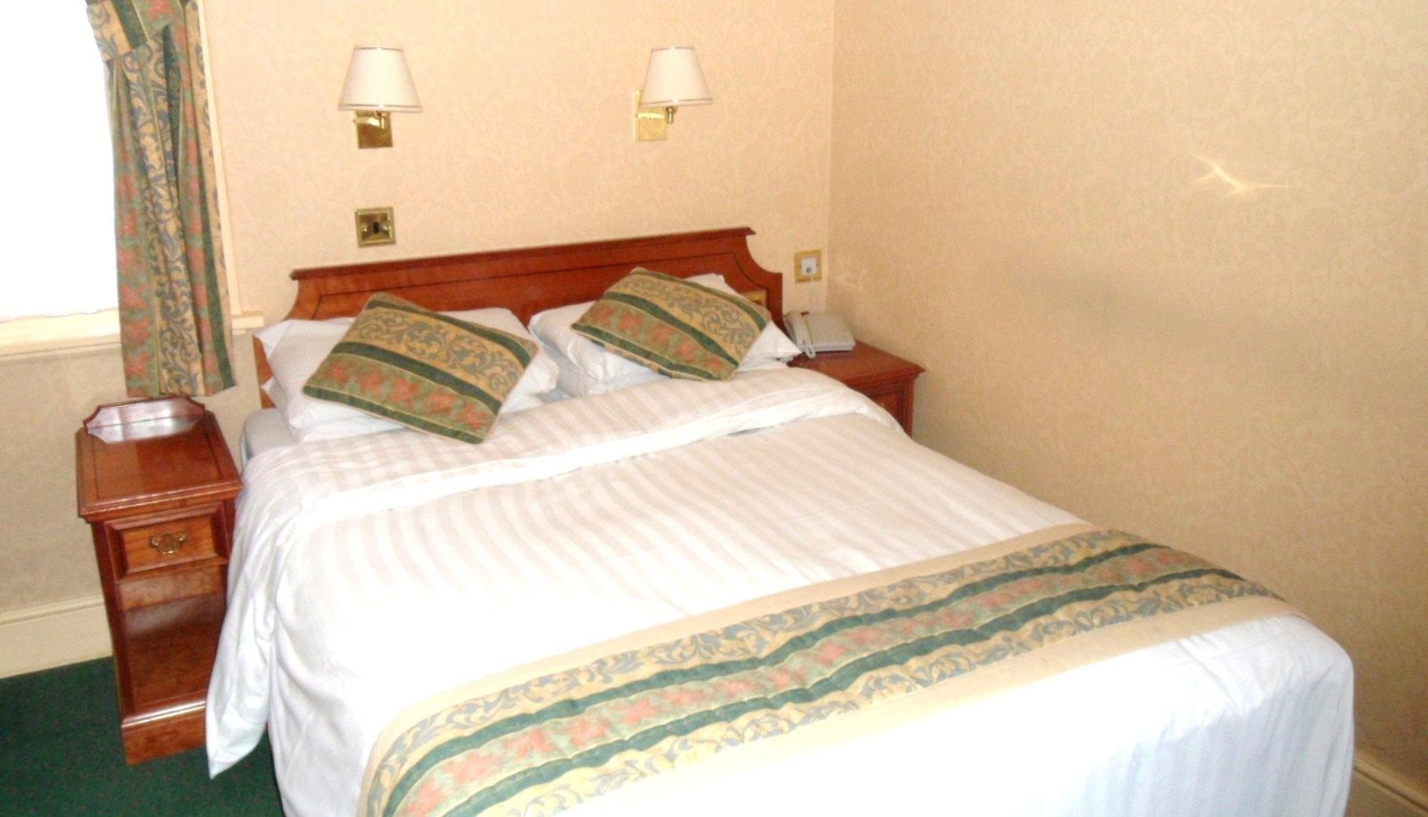 Zimmer - Three Queens Hotel and Lodge
