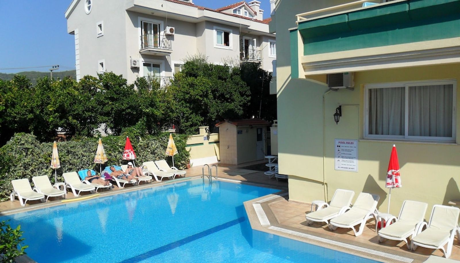 Piscina - Amaris Apartments