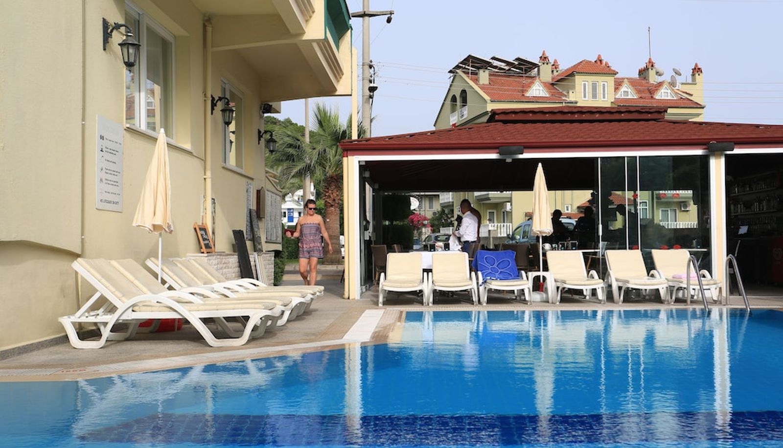 Piscina - Amaris Apartments