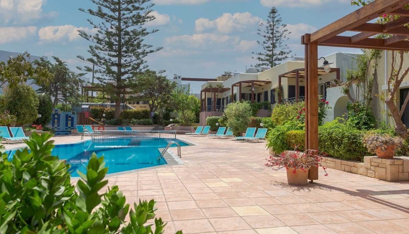 Pool - Your Memories Hotel