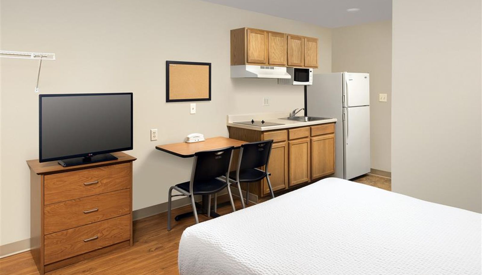 Room - WoodSpring Suites Louisville Clarksville