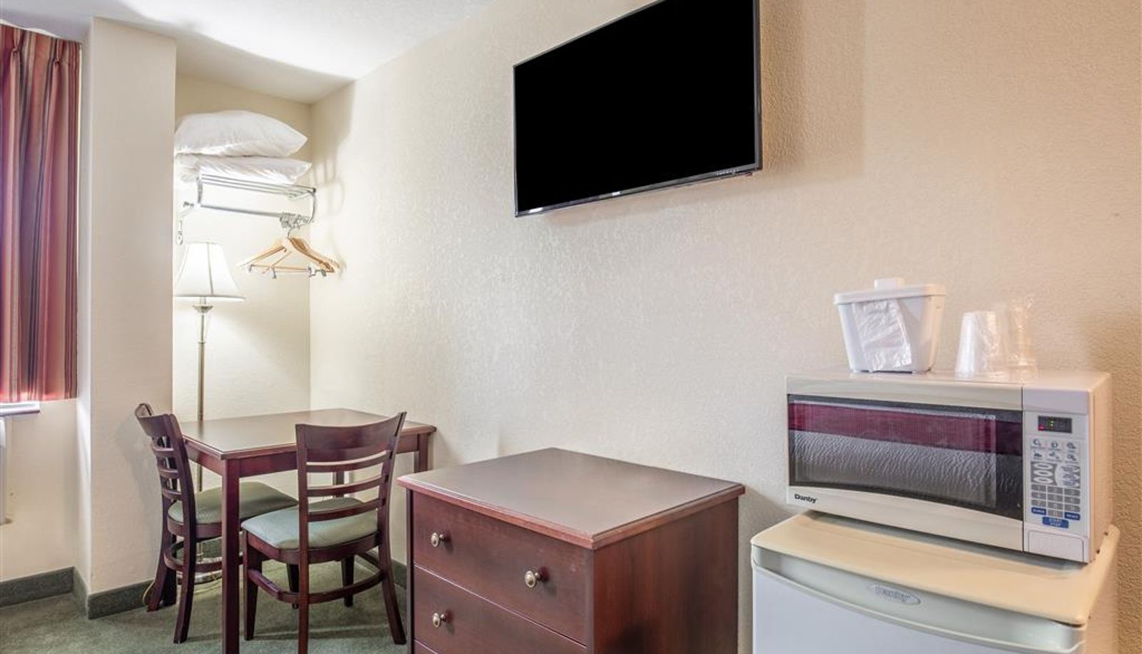 Zimmer - Knights Inn Orillia