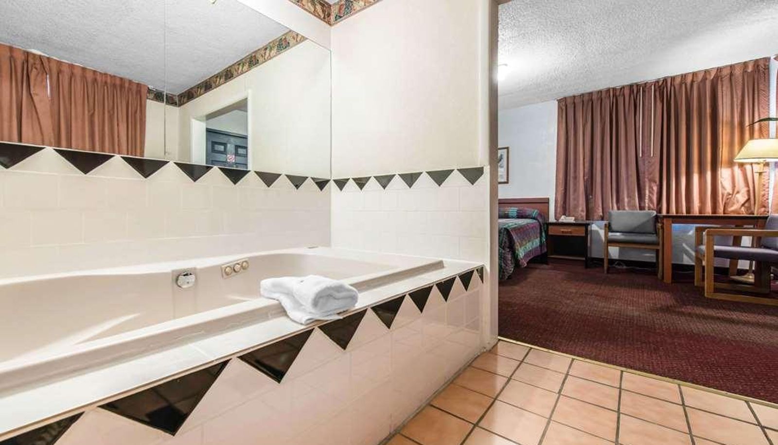 Standard room (double) - Rodeway Inn & Suites