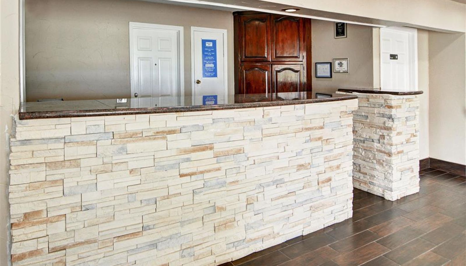 Hall - Rodeway Inn Gainesville I-35