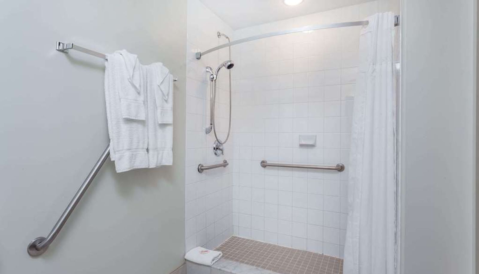 Zimmer - Super 8 by Wyndham Peterborough