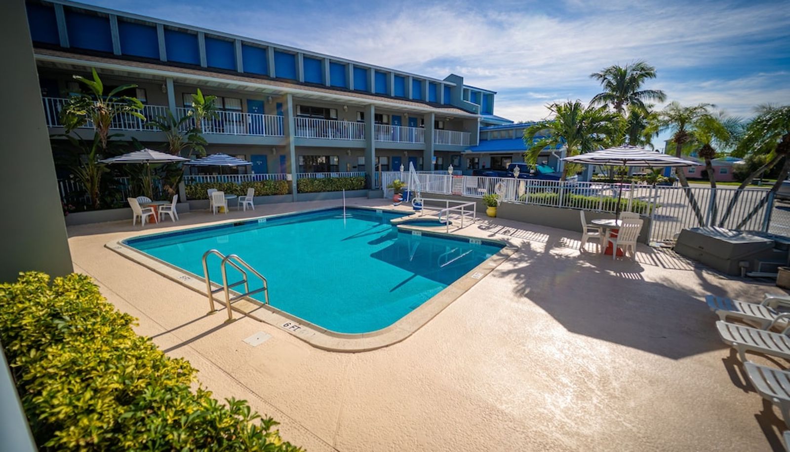 Basen - Dockside Inn & Resort