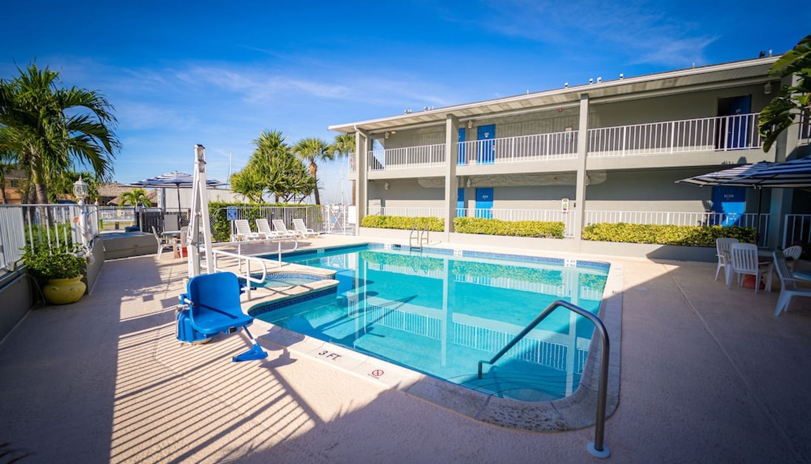 Basen - Dockside Inn & Resort