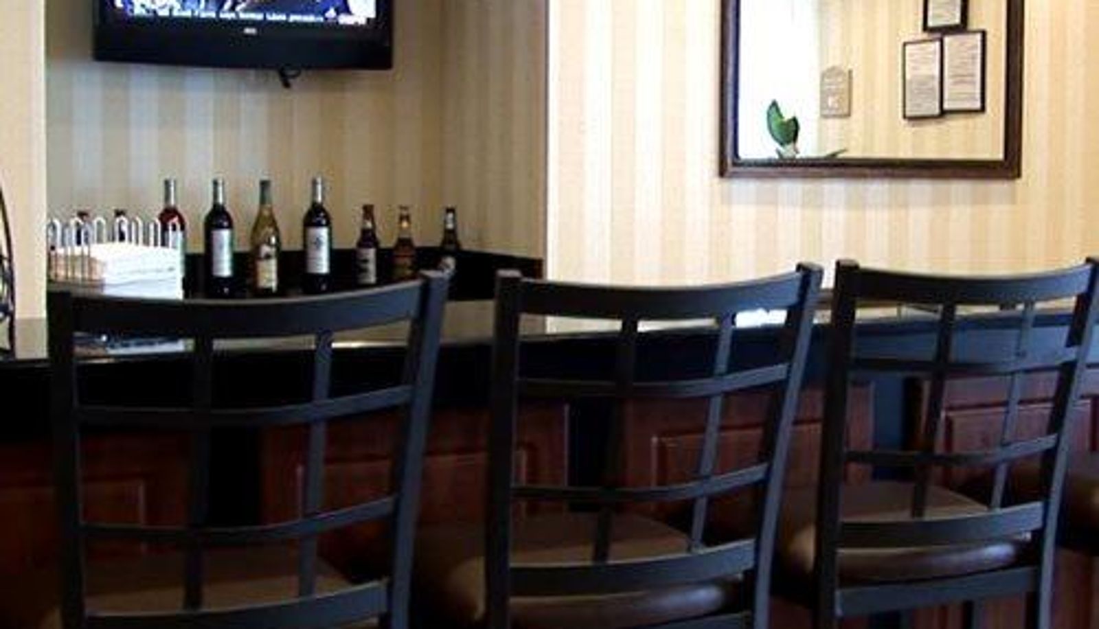 Bar - The Evansville Inn