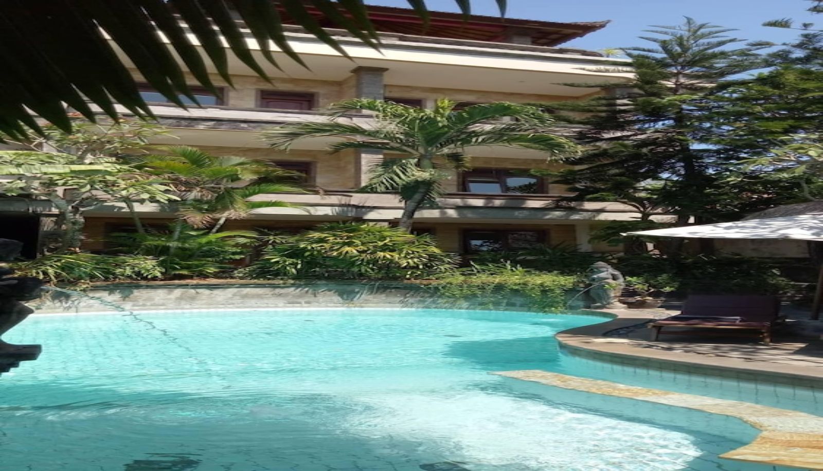 Pool - Ellie's Hotel