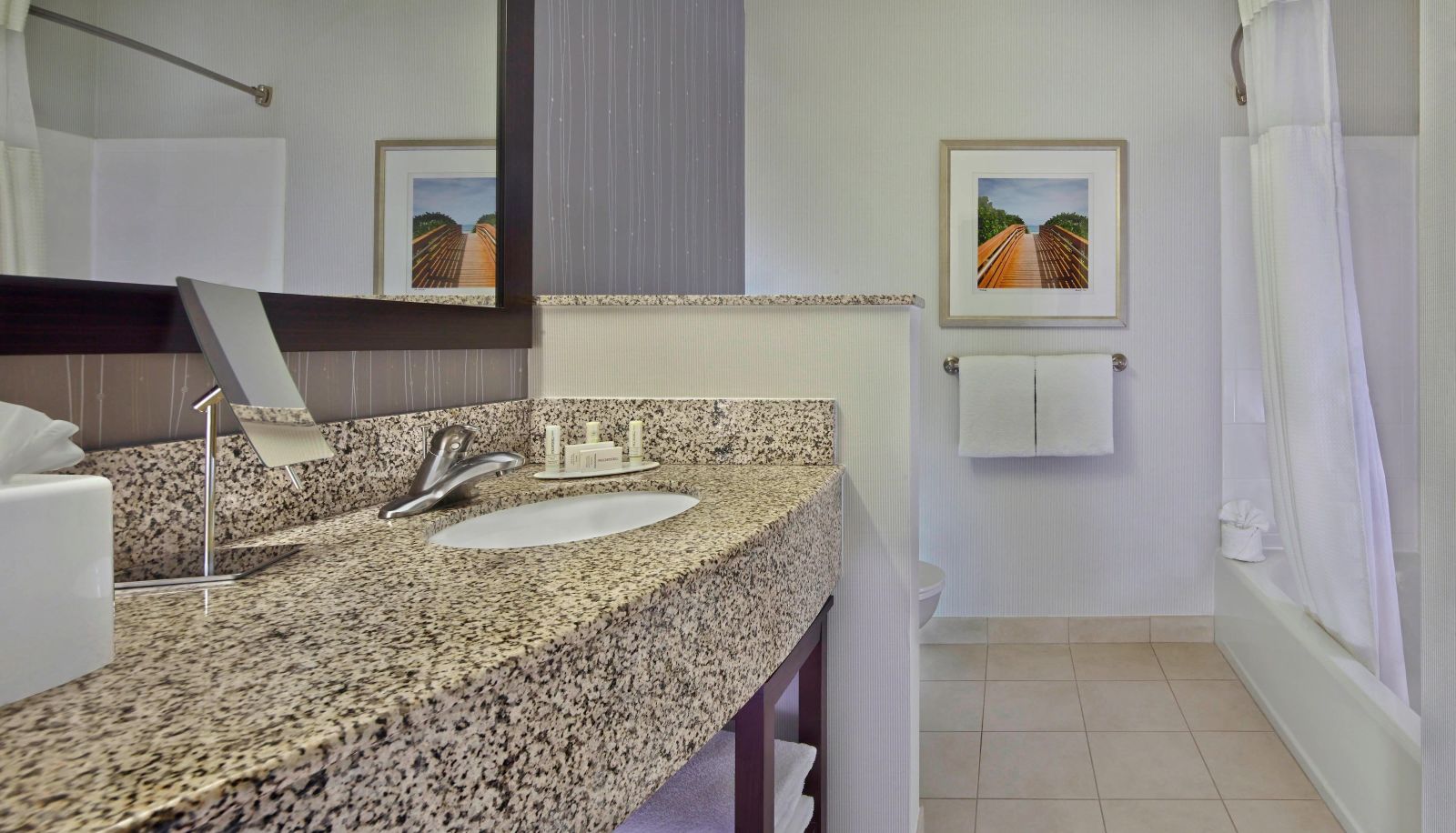 Zimmer - Courtyard by Marriott Stuart