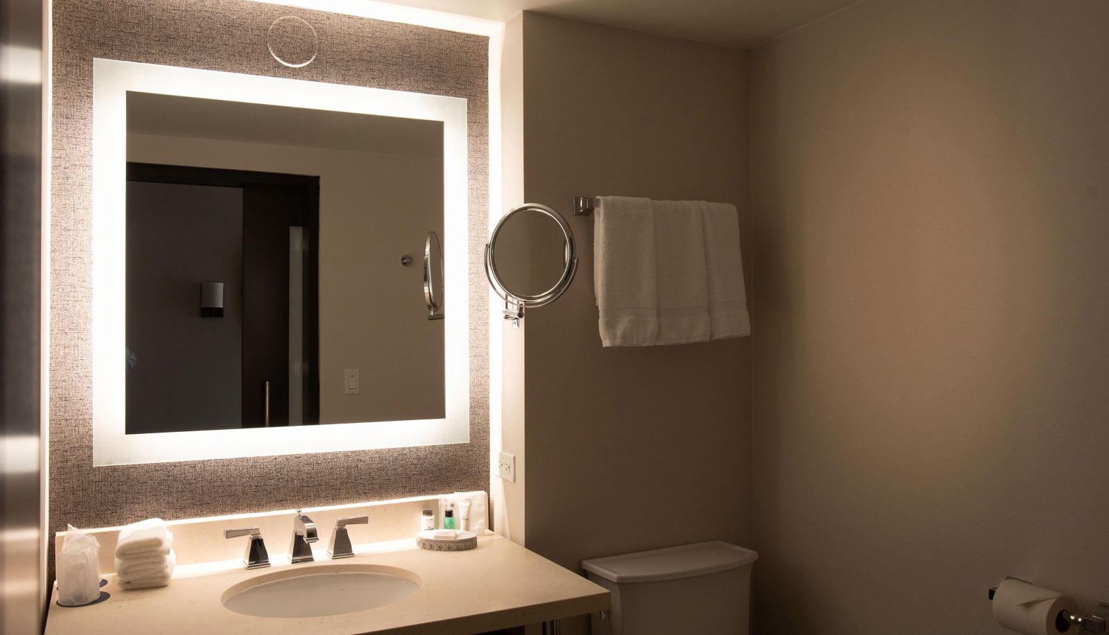 Room - Sheraton Chicago Northbrook Hotel