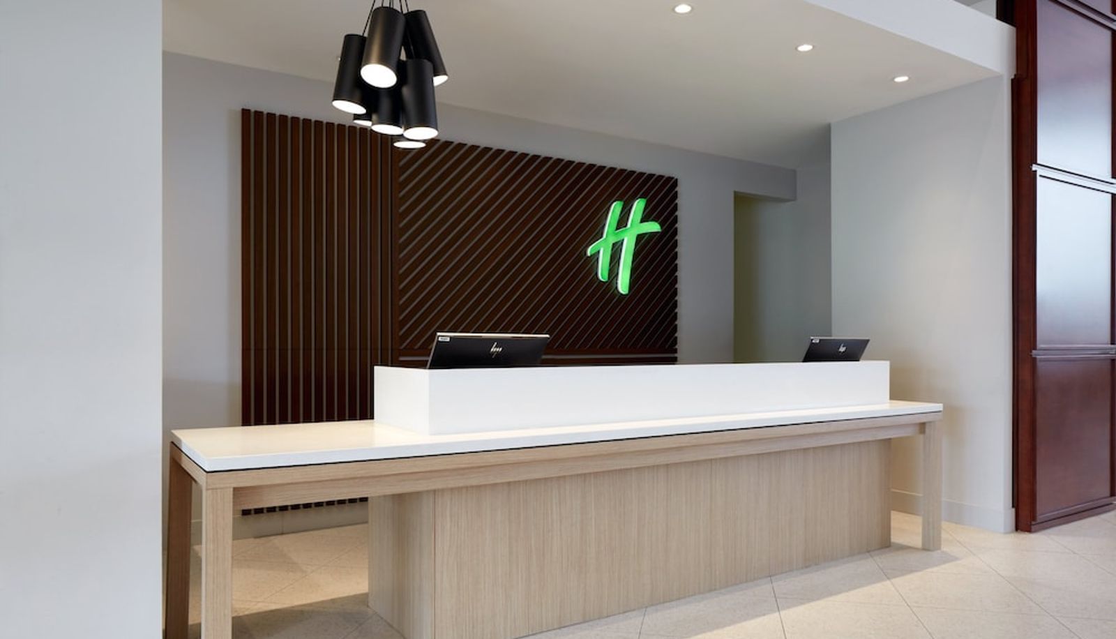 Rezeption - Holiday Inn & Suites MONTREAL AIRPORT by IHG