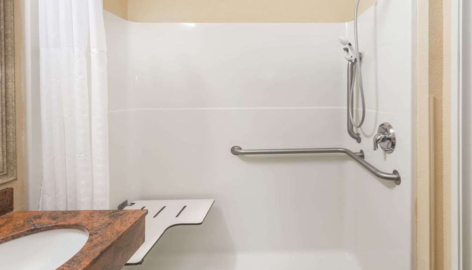 Zimmer - Baymont by Wyndham Savannah/Garden City