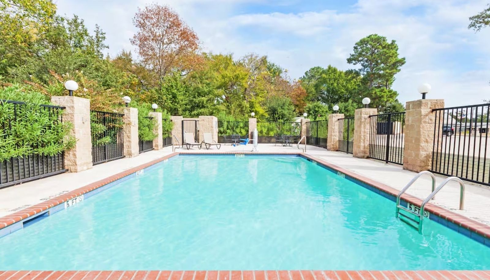 Pool - GRANDER INN & SUITES by IHG