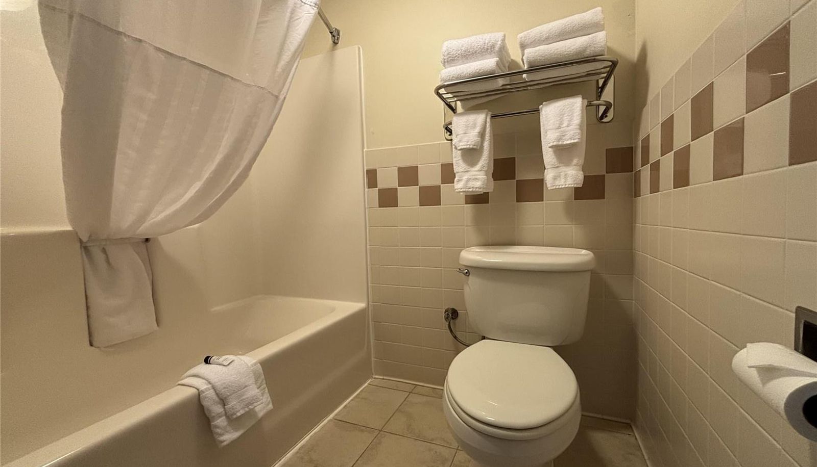 Zimmer - AmericInn by Wyndham Monmouth