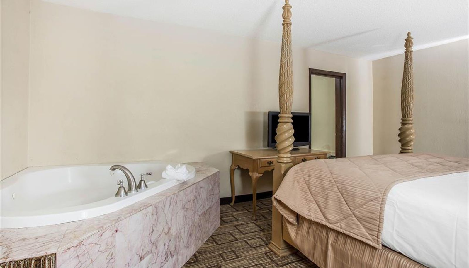 Room - Clarion Hotel Fort Mill Near Amusement Park