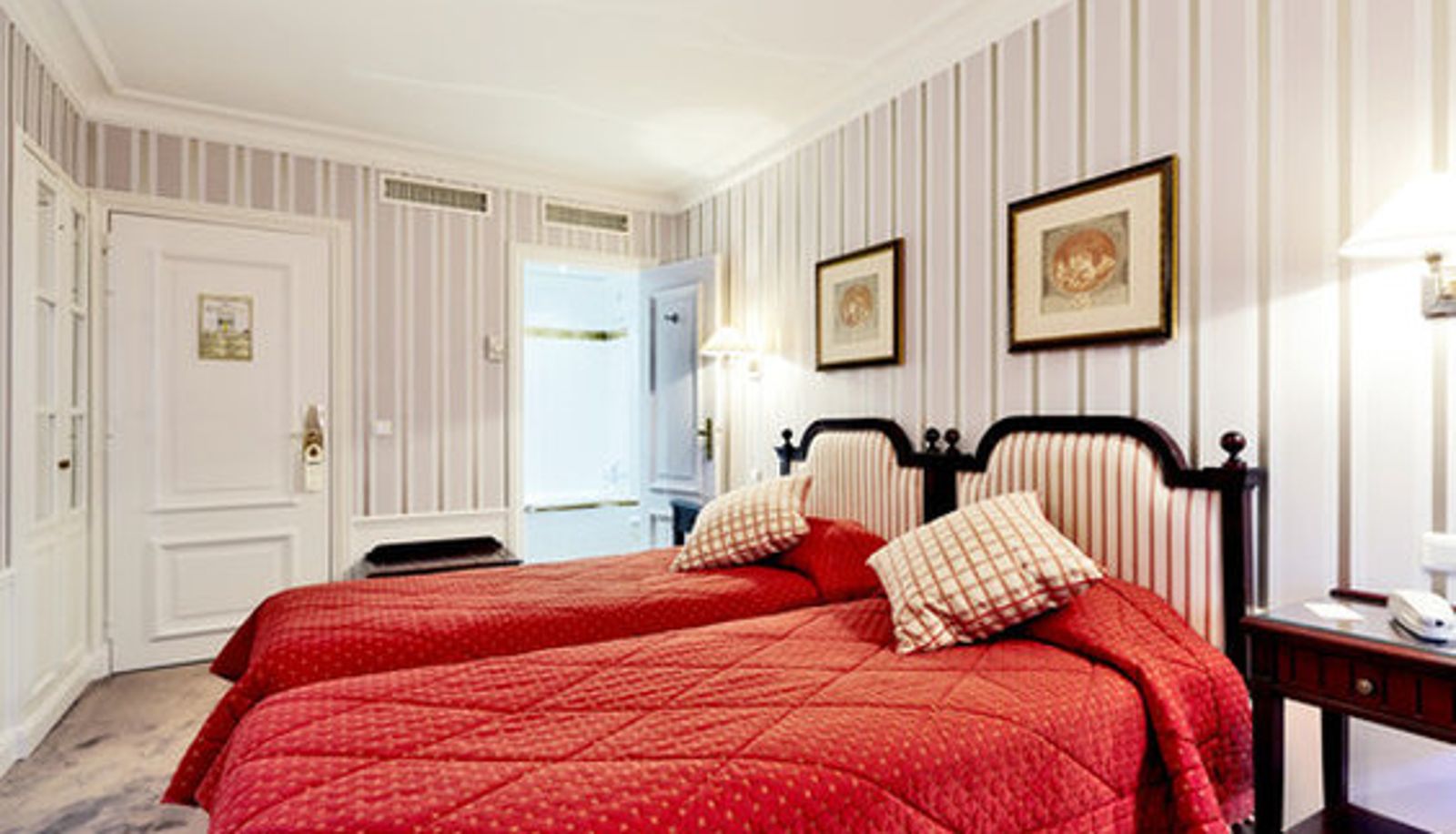 Zimmer - Golden Tulip Washington Opera