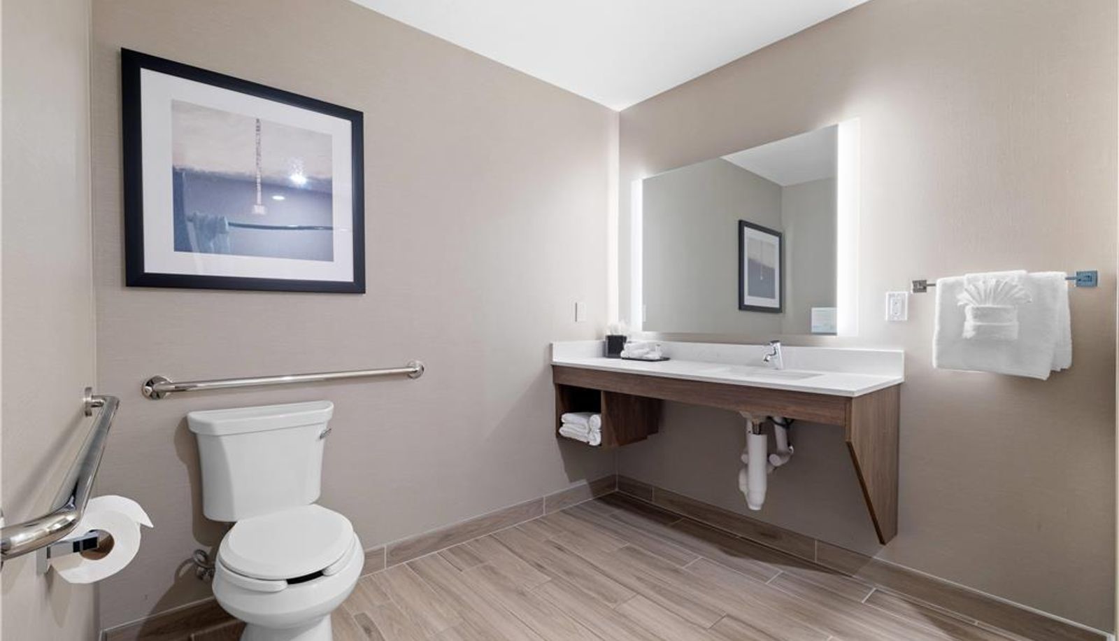 Room - La Quinta Inn & Suites by Wyndham Santa Cruz