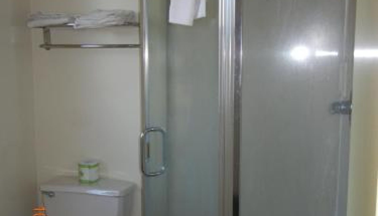 Bathroom - Beverly Lodge