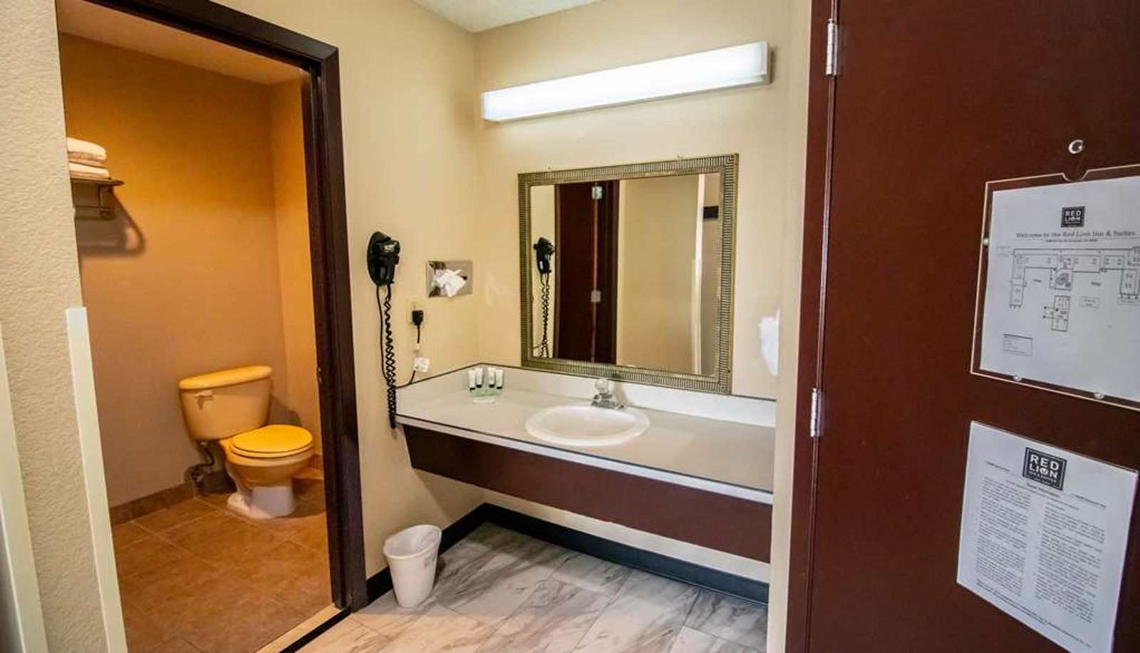 Room - Red Lion Inn & Suites Vancouver