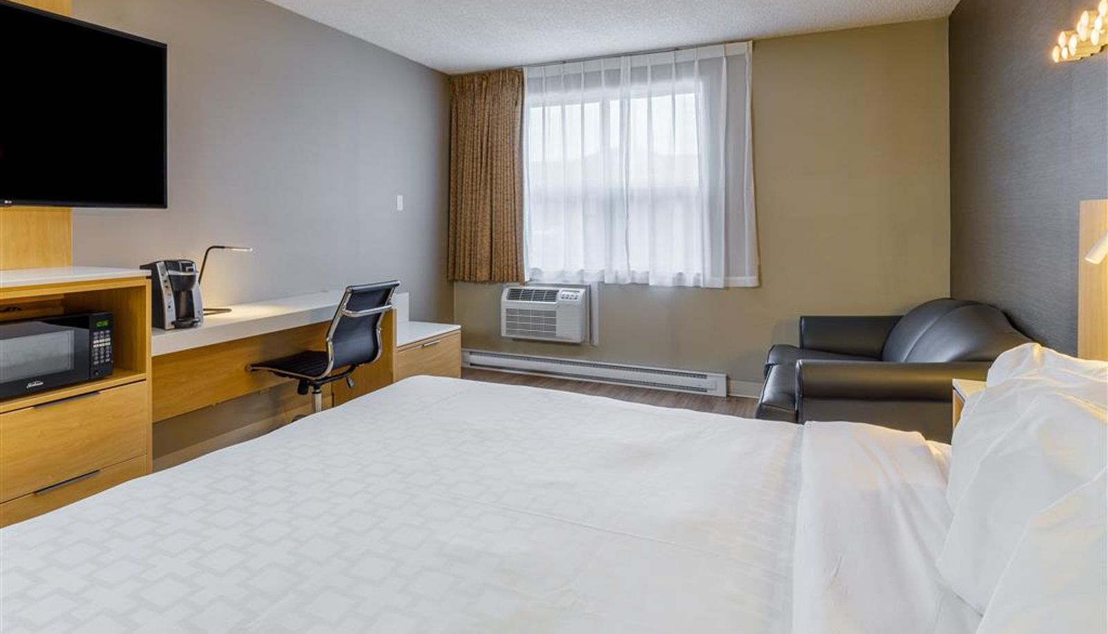 Room - Clarion Pointe Quebec Airport