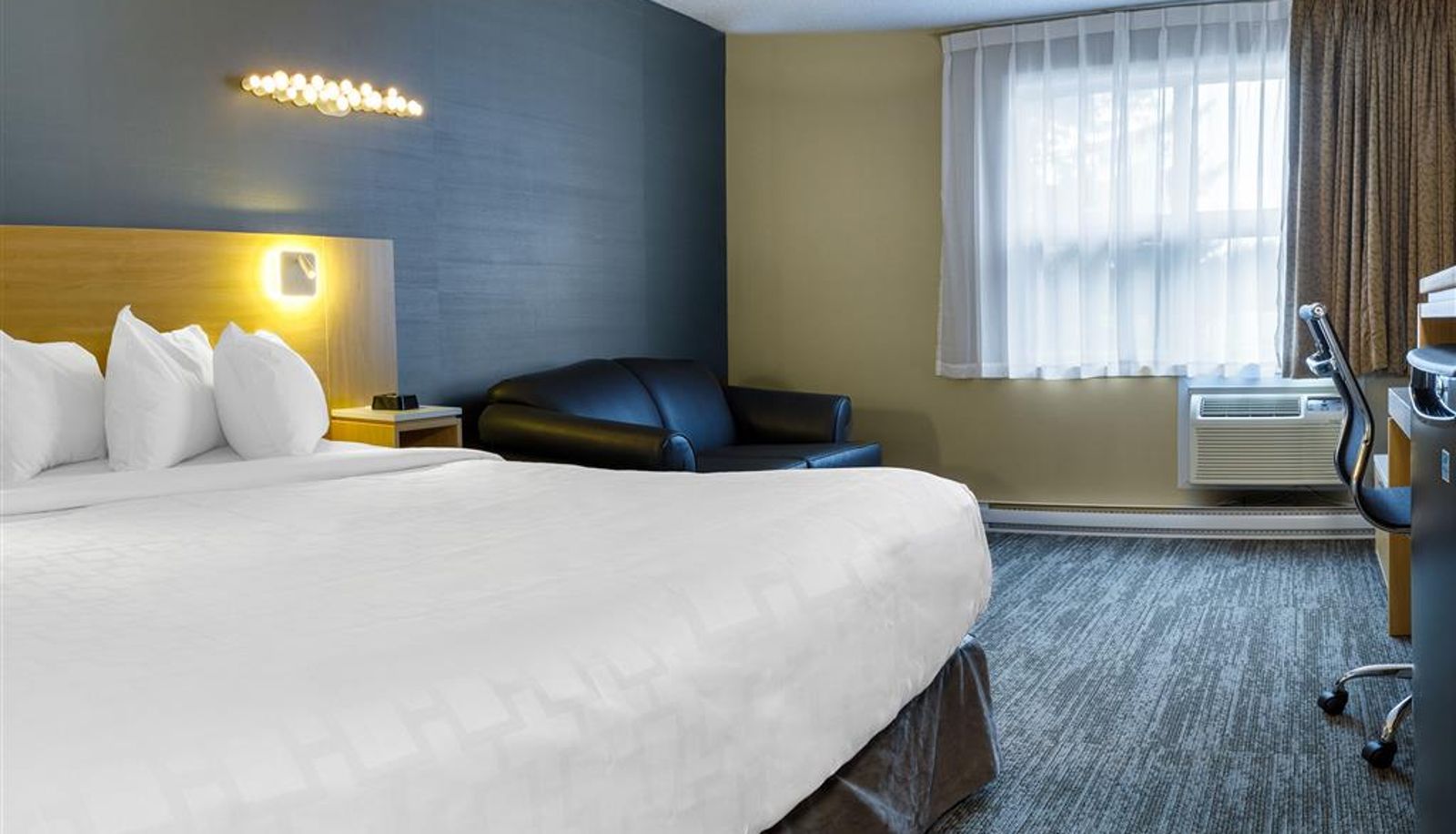 Room - Clarion Pointe Quebec Airport