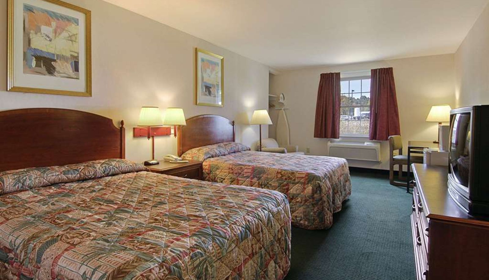 Room - Howard Johnson by Wyndham Williamstown