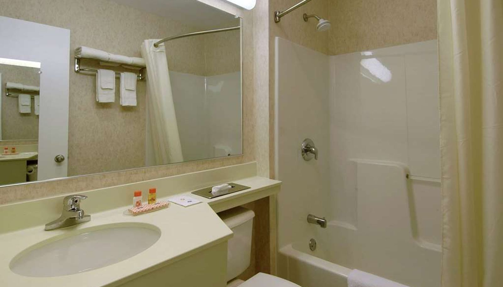 Zimmer - Howard Johnson by Wyndham Williamstown