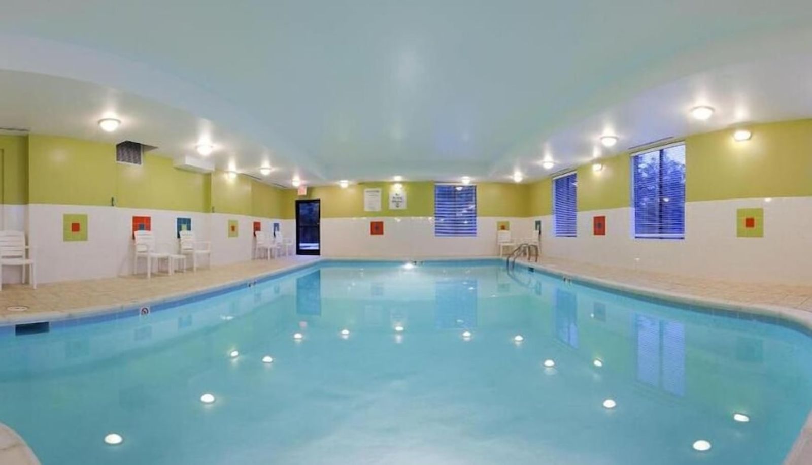 Piscina - Holiday Inn Express & Suites THORNBURG-S. FREDERICKSBURG by IHG