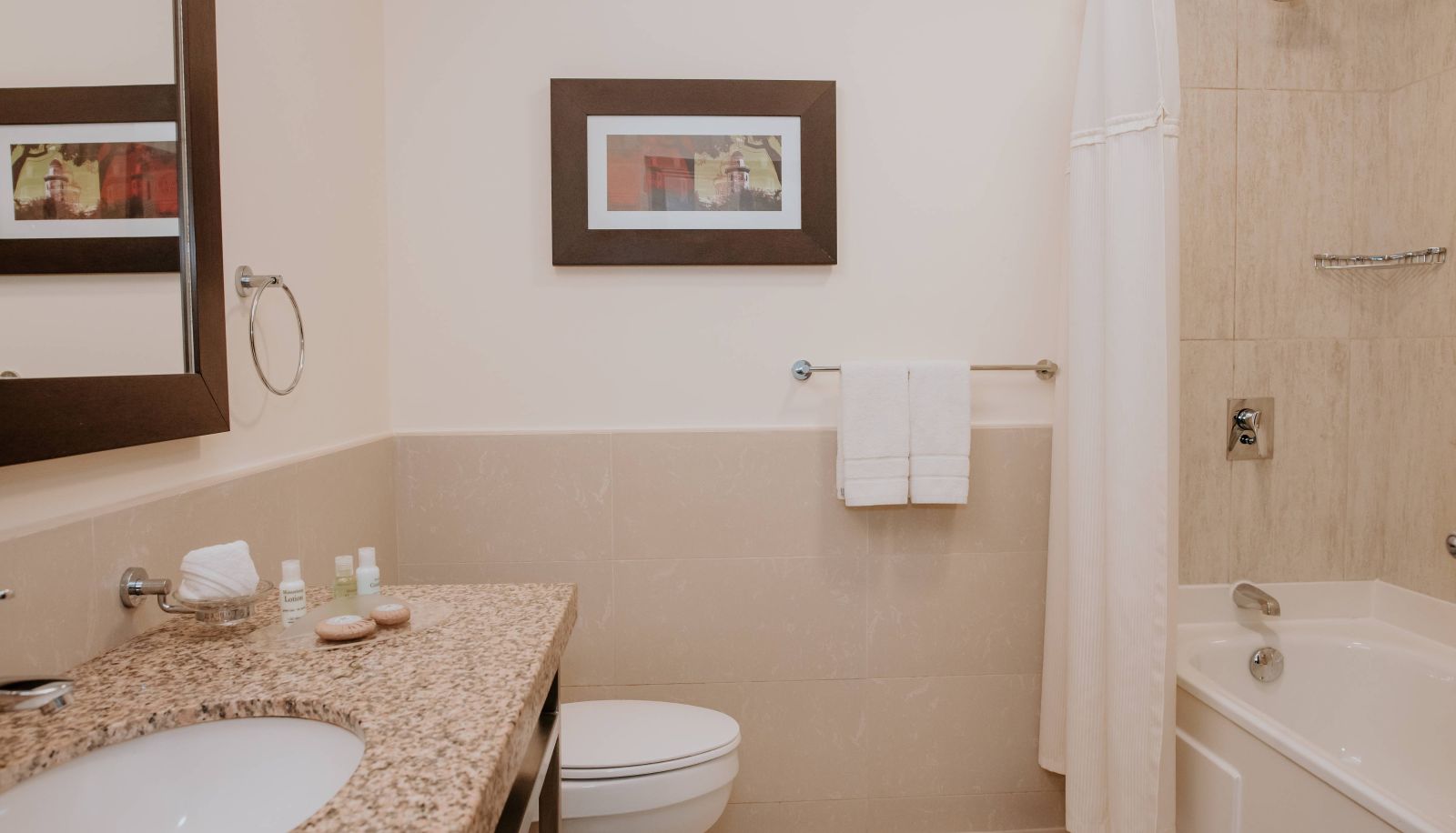 Zimmer - Courtyard by Marriott Guayaquil