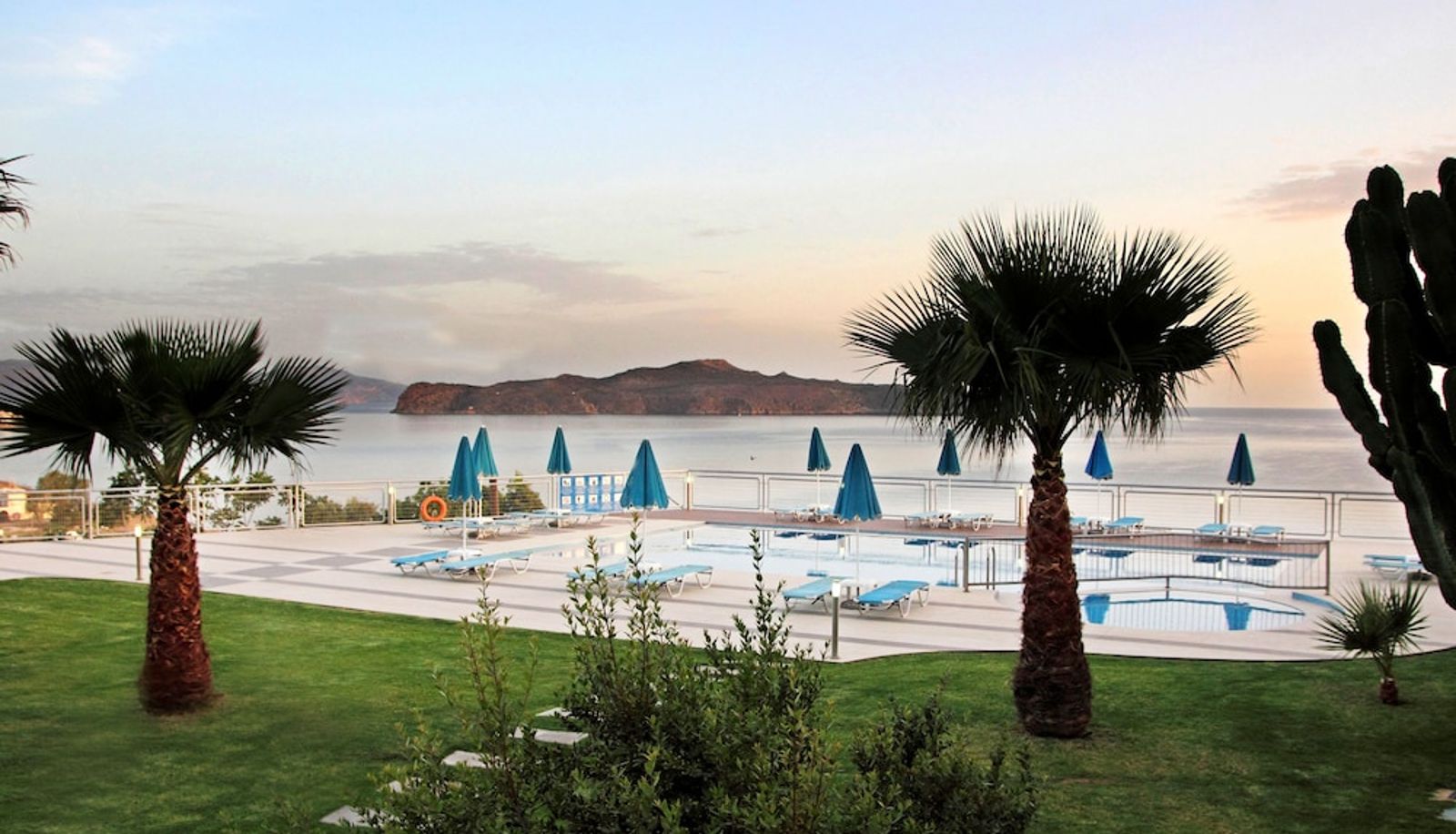 Zwembad - Renieris Hotel