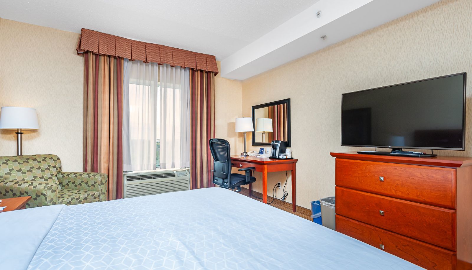 Room - Holiday Inn Express & Suites CLARINGTON - BOWMANVILLE by IHG