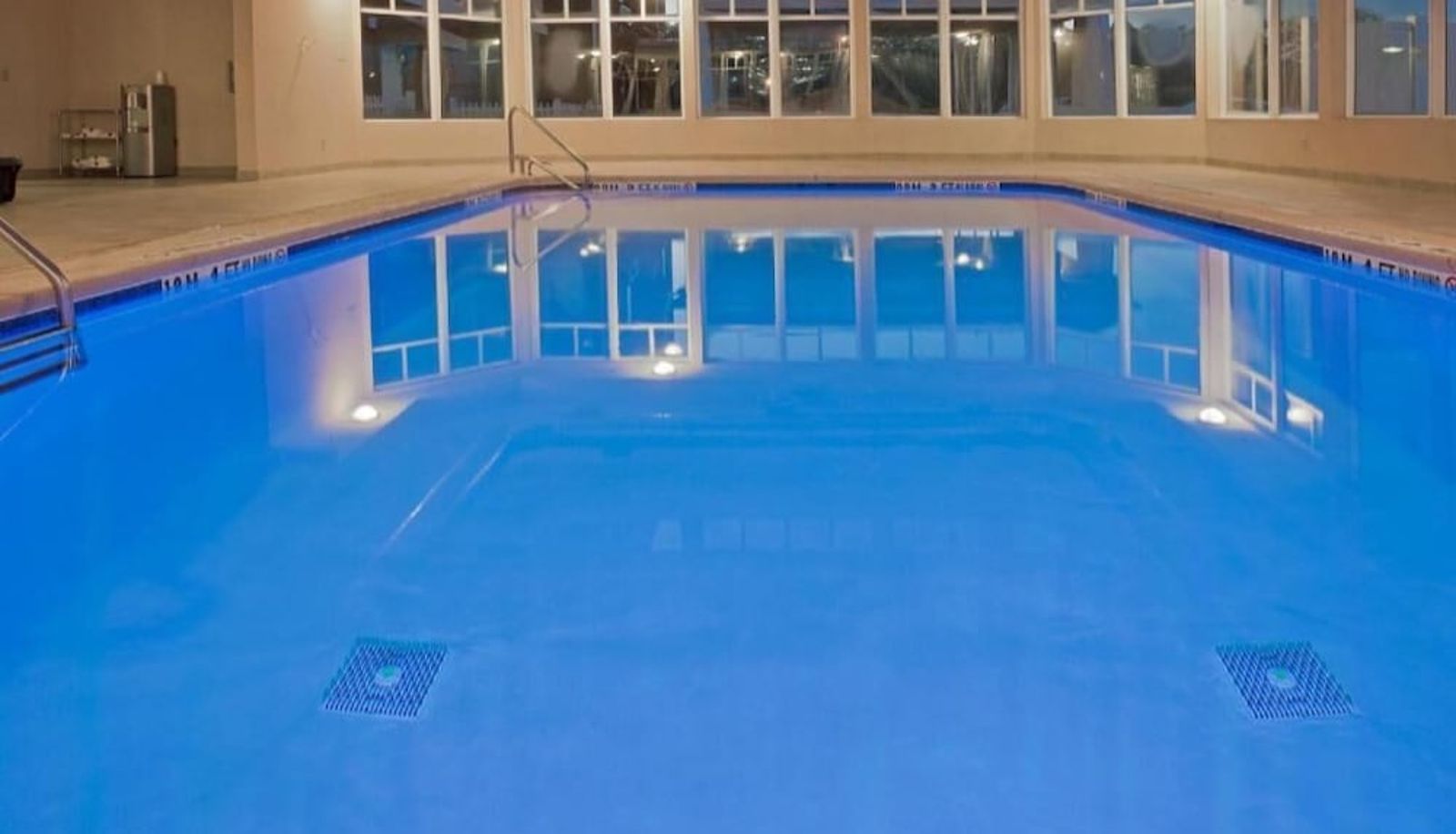 Piscina - Holiday Inn Express & Suites BAINBRIDGE by IHG