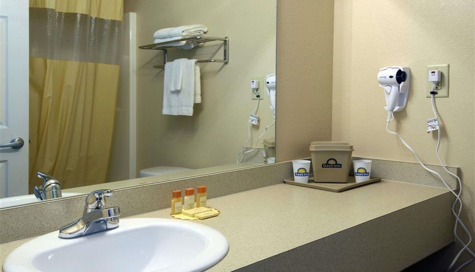 Room - Days Inn by Wyndham Centre