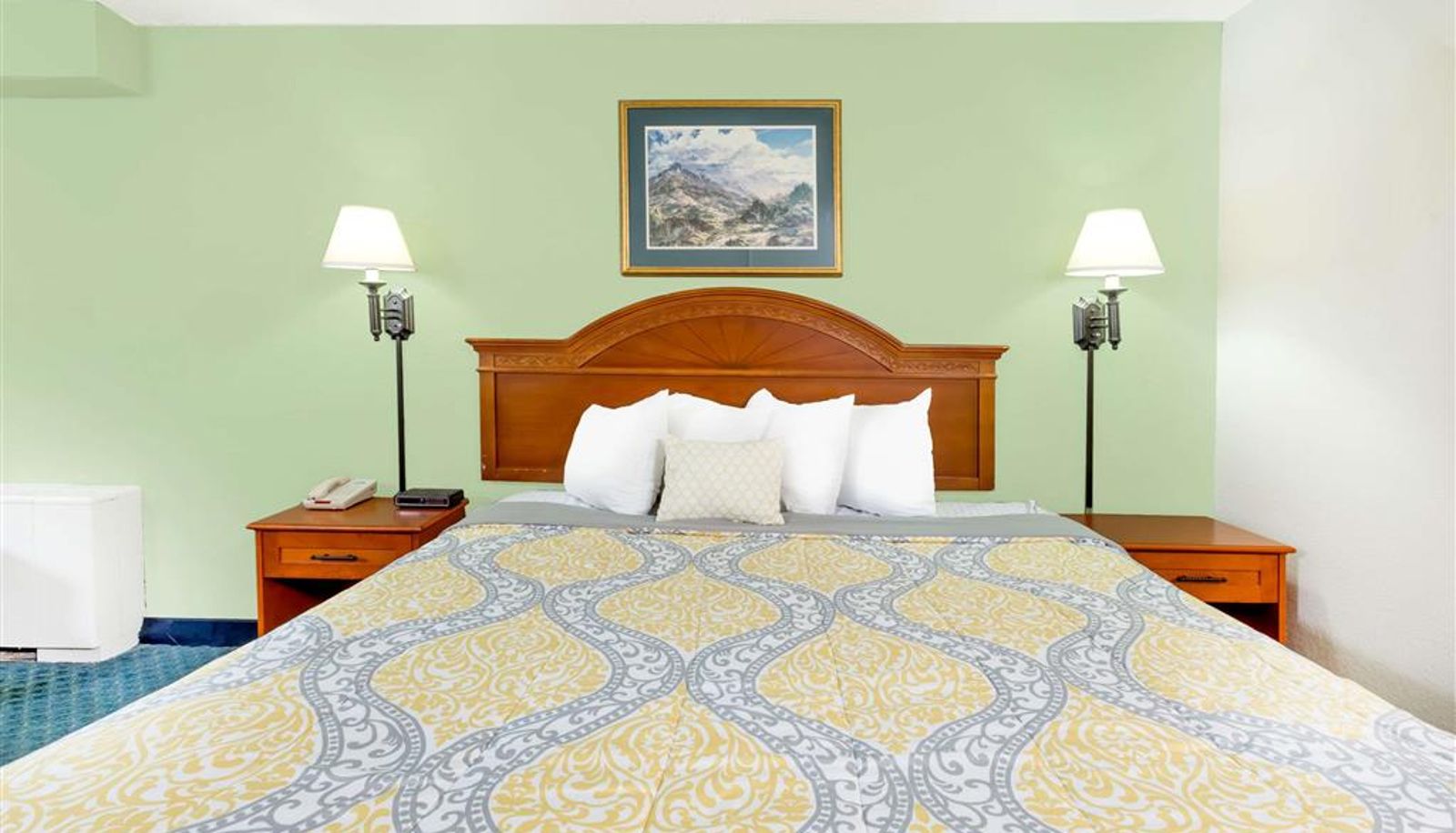 Camera - Days Inn by Wyndham Cedar Falls- University Plaza