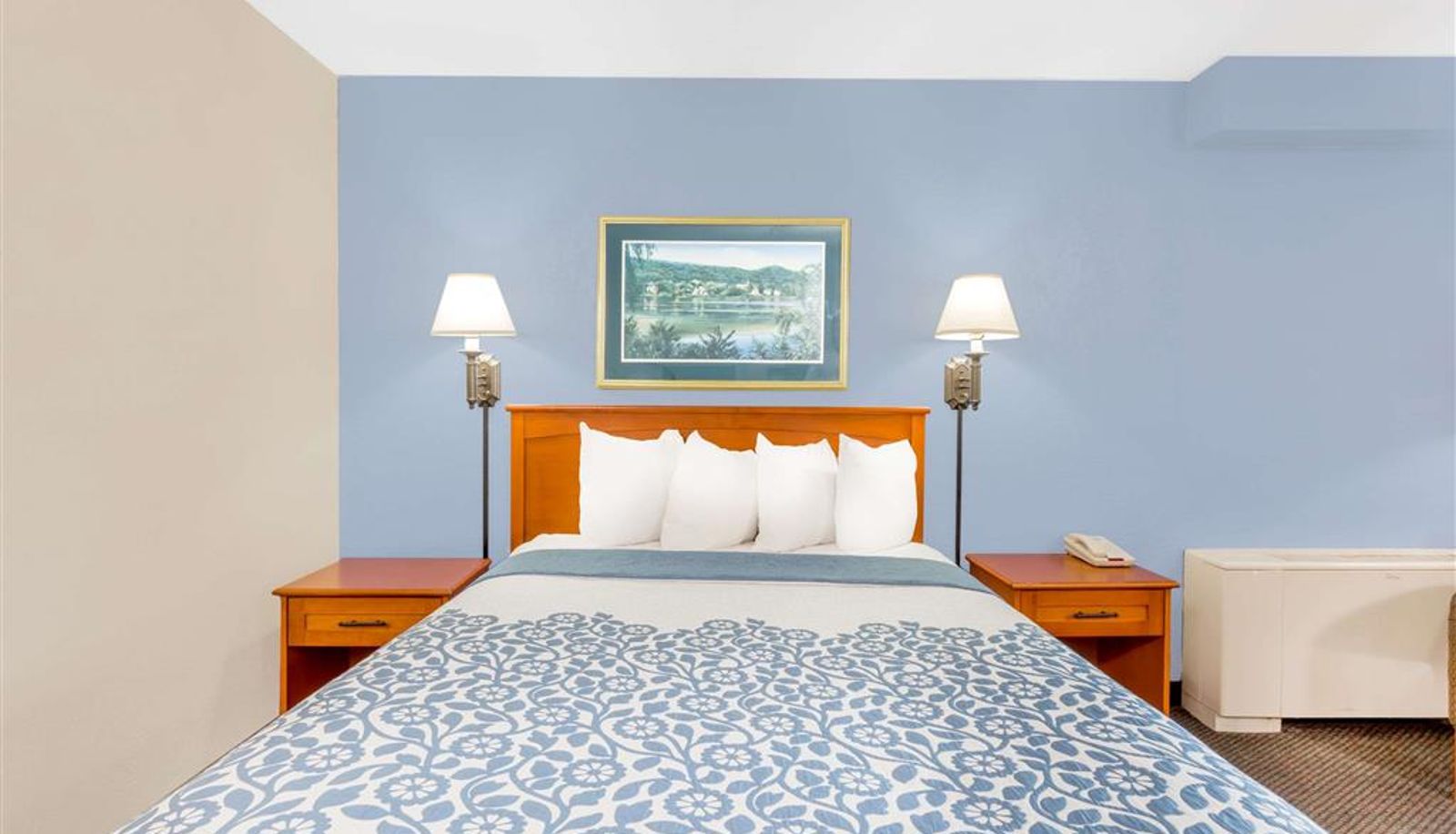 Camera - Days Inn by Wyndham Cedar Falls- University Plaza