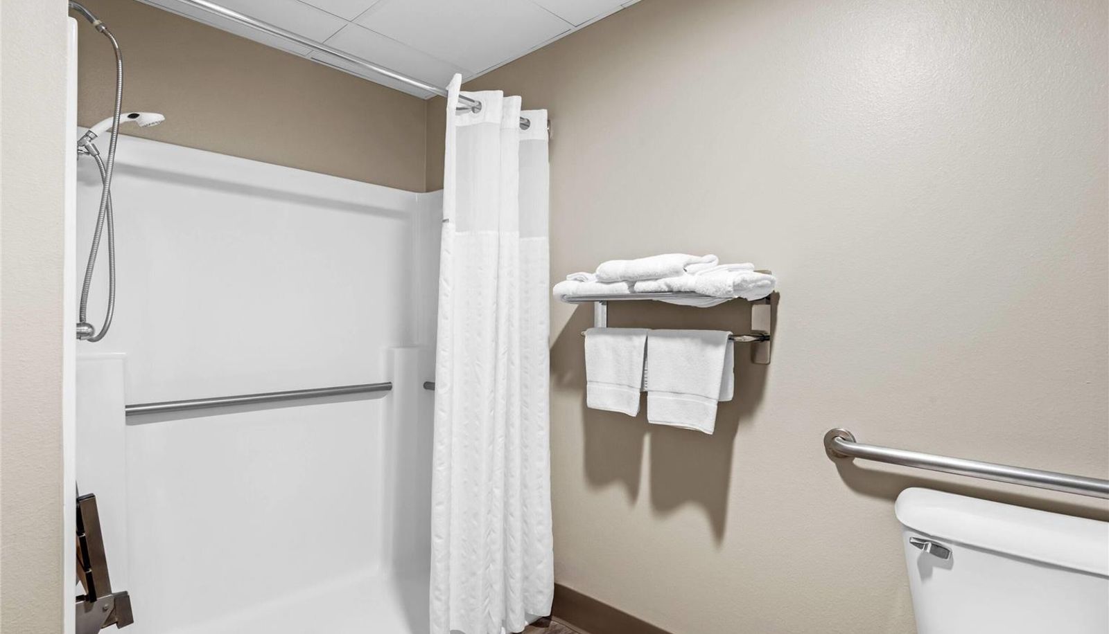 Zimmer - Days Inn by Wyndham Carroll