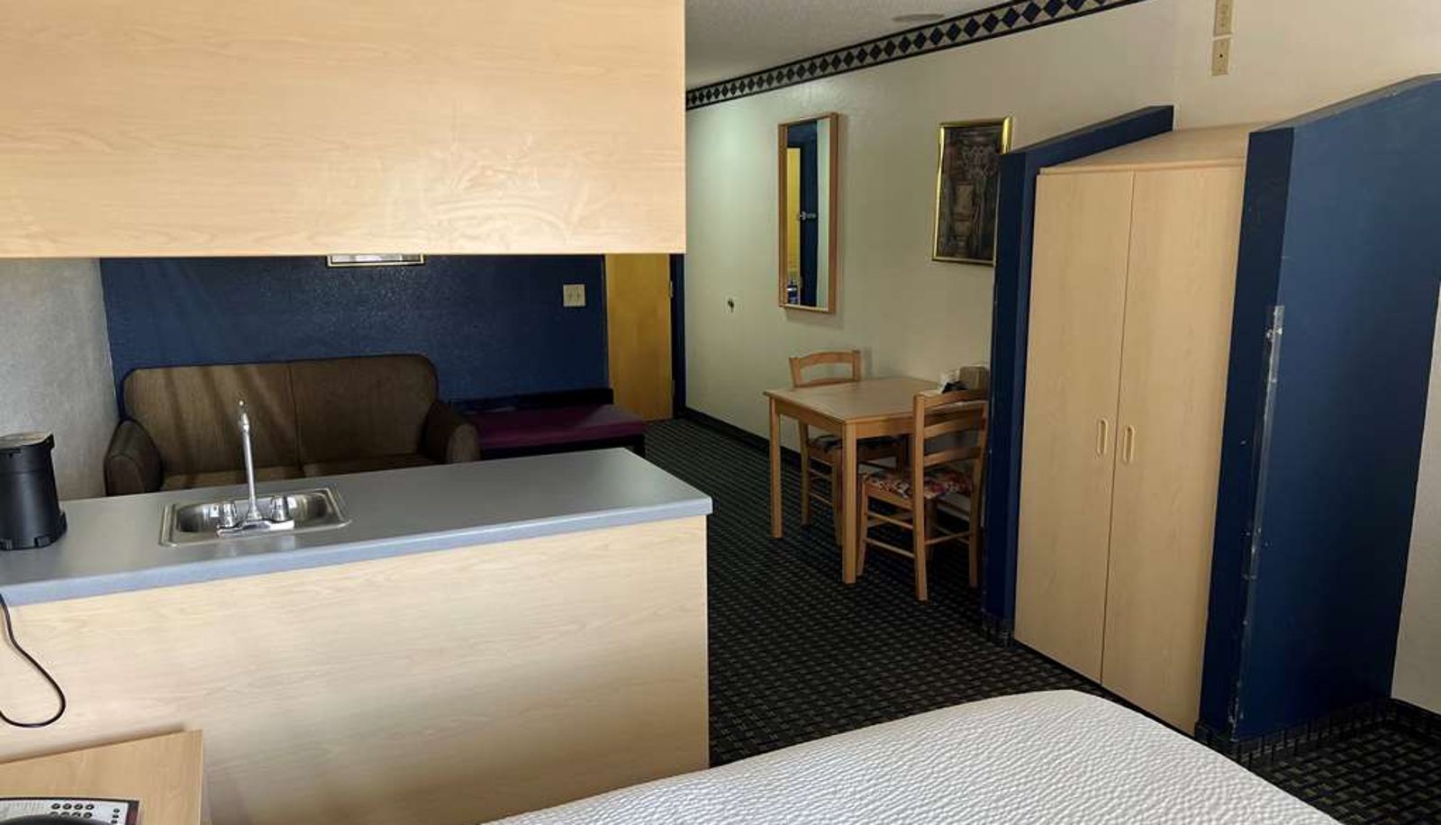 Room - Days Inn & Suites by Wyndham Hutchinson