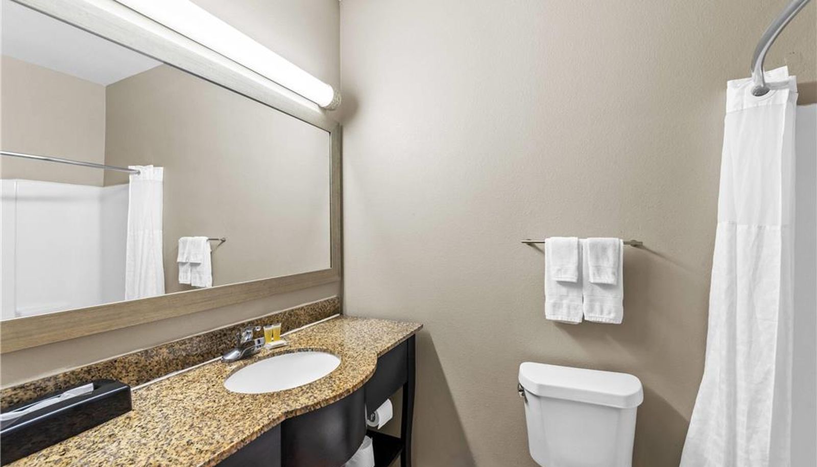 Zimmer - Days Inn by Wyndham Rockdale Texas