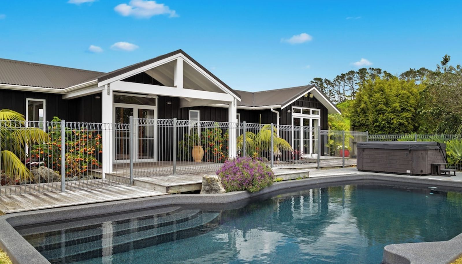 Pool - Woodhouse Mountain Lodge