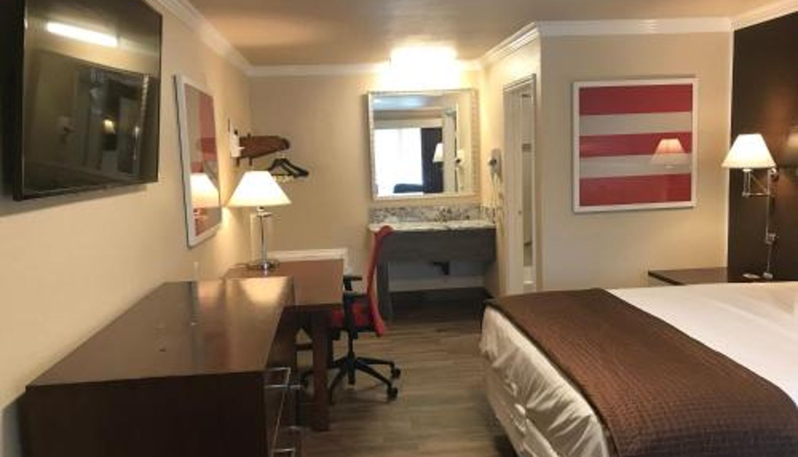 Room - Abby's Anaheimer Inn - Across Disneyland Park